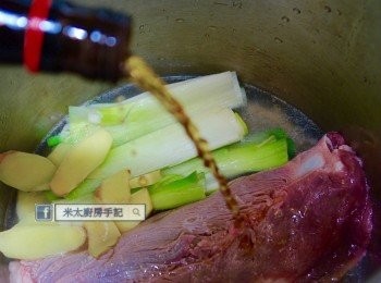 step2: 把鍋中所有材料倒入壓力煲內，放入整條牛腱和京蔥(或青蔥)，加酒至蓋過牛腱，關蓋燜煮30分鐘。(如用普通煲，再加2-3杯水，燜煮1-1.5小時或至筷子能輕易穿過牛腱)。