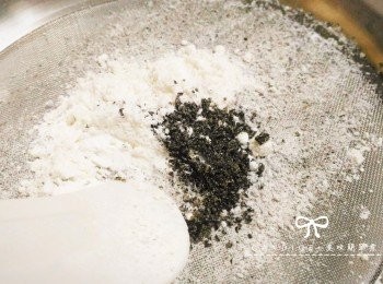 step3: 將低筋麵粉+純芝麻粉過篩，加入。