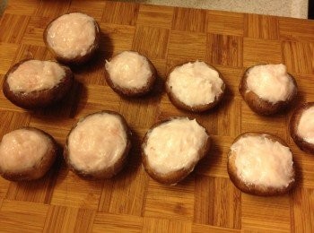 step4: 用小匙將墨魚滑放在冬菇上, 手指輕輕壓邊