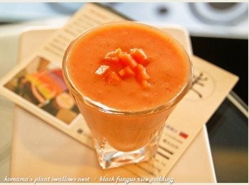 step4: 用果汁機將<span class="group_1">食材</span>攪拌均勻，倒入杯中，放入木瓜丁即可。