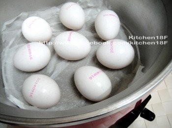 step4: 拿出電鍋，底部鋪上「已弄濕但不滴水」的廚房紙巾2張，擺上雞蛋，蓋上鍋蓋，按下開關即可。開關跳起時，先不掀蓋，續燜3分鐘。(蛋約8分熟)