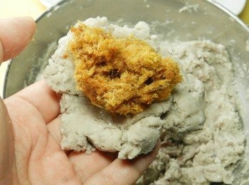 step3: 取一大匙芋泥壓平，包入肉鬆