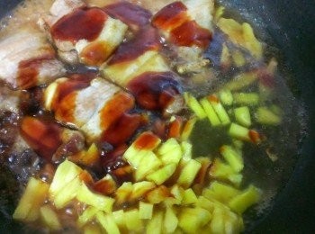 step2: 加入蠔油~和水淹過肉就好~大火煮滾~中小火燒到收汁~視個人喜愛肉的軟爛程度~滷汁若不要收的太乾~酸酸甜甜的~白飯可要多準備幾碗啊~~