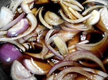 step6: 鍋中倒入萬用醬汁/普通醬汁，再放入洋蔥絲，用中火煮滾。