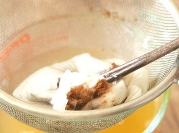 step6: 把鰹魚片中的剩餘的高湯按壓出來即成。