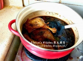 step7: 食時再煮滾 , 用錫紙包住鴨腿頂部即可