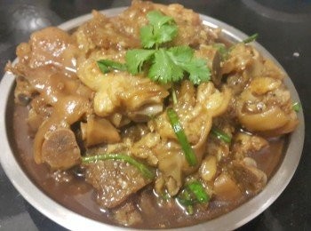 step7: 母親節 5 餸 1 湯 ( 1 )

先將魚肚用 2 片薑 , 少少黃酒出水去腥備用 .

再將豬腳用薑 2 片出水去腥滾約 20 分鐘隔去水份 , 再用花椒 , 八角 , 薑片 , 黃酒 , 蔥用一湯碗水 , 中細火滾 1 小時 , 熄火蓋好焗 1