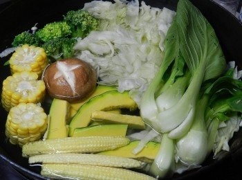 step4: 然後放入玉米筍、香菇、南瓜、椰菜與青江菜煮,，煮好的菜可以一一起鍋(高麗菜不起鍋)