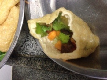 step4: 小心打開油楊裡面用匙釀己炒好的料入福袋內（不要釀得太滿，要預留點束起袋口的空間）