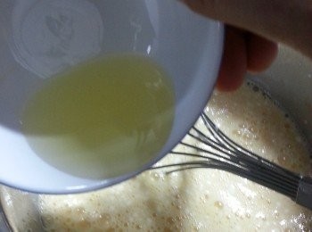 step4: 再加入1湯匙菜油,用手提打蛋器拌勻