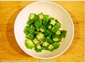 step4: 冰鎮後的秋葵，切除蒂頭後，再切成小塊狀，放入碗中。