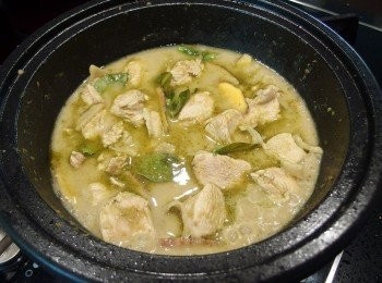 step8: 雞肉塊上色後加入適量的高湯或水(水量蓋到<span class="group_1">食材</span>即可)湯汁滾後蓋上鍋蓋煮至雞肉熟即可(去骨雞腿肉約8~10分鐘)。