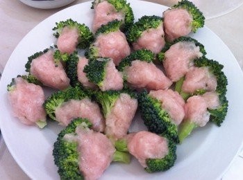 step1: 1 把西蘭花洗淨切小朵，芡粉C兩者混合待用。雞肉絞混合材料A，攪拌至起絞。然後把雞肉絞釀入西蘭花。