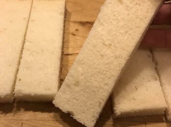 step2: 將方包切為兩份, 切掉麵包皮