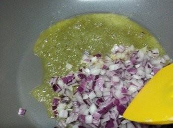 step2: 先用牛油爆香洋蔥