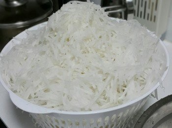 step1: 蘿蔔去皮，刨絲。 
臘腸、臘肉、冬菇(用水泡至軟身)切成粒狀。
蝦米洗乾淨。
瑤柱用水泡至軟身後絲成絲狀。
紅蔥頭、蔥切成粒蔥花。