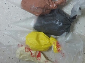 step5: 根據所揀的圖案，將以上的彩繪材料分開若干份，其中一份必需係黑色，用作圍邊用，其餘則按照圖案加入合適的色素，入唧袋，剪開袋口。（除大幅度需着色的部份外，唧袋不要剪太大，否則會畫得不夠仔細）