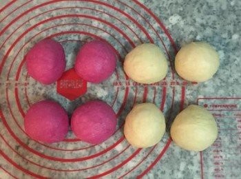 step9: 取出麵糰秤重並等量將兩個麵糰各切割成4塊，滾圓。