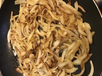 step2: 把油獲燒紅, 加橄欖油, 放入洋蔥爆香三分鐘, 然後加50g無鹽牛油, 再繼續爆香, 直至洋蔥呈現焦糖的狀態