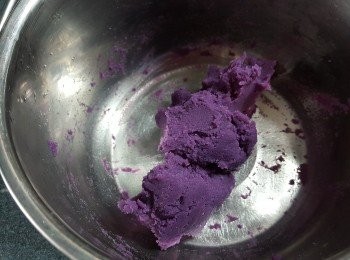 step6: 將過好篩的紫薯磅出約100g,然後用大火蒸3分鐘(因為經過之前多層工序,再蒸3分鐘是令紫薯再有殺死細菌作用)