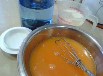 step1: 先把材料～雞蛋打散，適量的水，無糖豆奶，薯粉预备好待用。