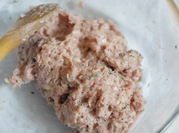 step2: 下鹽及黑胡椒粉調味，用筷子向同一方向攪拌一分鐘，靜置15分鐘