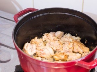 step5: 用中大火燒熱鍋子，下少許油，油熱後下雞肉每面煎約 2 分鐘至表面金黃，盛起備用。