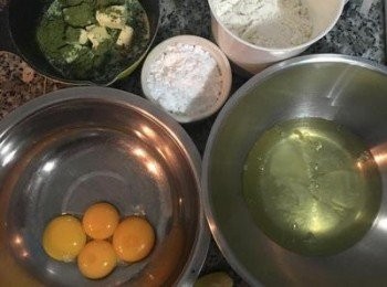step1: 將蛋分成蛋黃和蛋白(蛋白裡不能沾到水或油)。 低粉和糖秤好。 抹茶粉+奶油和牛奶ㄧ起放入可加熱的小鍋中。