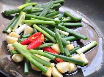 step2: 油鍋加熱後，放入蒜頭、辣椒、蔥段下鍋拌炒