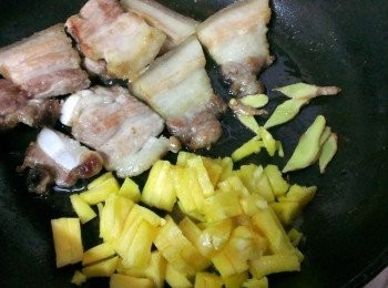 step1: 五花肉切成喜歡的樣子~下鍋二面稍稍煸一下逼油出來~旁邊放入薑絲~和切丁的鳳梨~