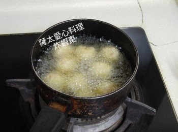 step2: 油燒至竹筷子放入出泡泡为ok，可以放入蝦丸，熄细火，大約炸3~4分鐘，至淡金黄色，中間要?吓它，筷子夾住丸子感覚輕佐，开中火约10秒上色。