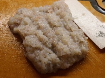 step1: 將蝦仁用鹽水洗淨，抹乾水分後用刀剁成蝦泥。