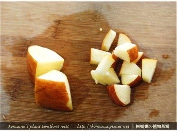 step5: 將蘋果洗淨，分切成小塊狀，稍微泡一下鹽水後，撈出備用。