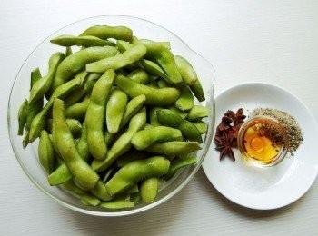 step1: 準備所有材料,將毛豆清洗乾淨,用剪刀將毛豆的豆莢兩端修剪去除(這樣可幫助快速煮熟及入味)