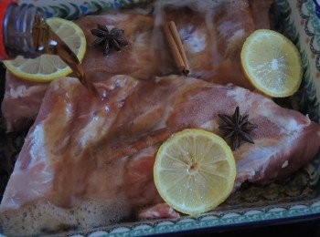 step1: 豬肋條解凍，吸乾水份，用手撕下豬肋排後的薄膜，切成2份，撒少許鹽和黑胡椒碎調味。
將豬肋條放入焗盤內，放上八角，肉桂條和檸檬片，倒入1罐可樂，剛好浸過豬肋條。