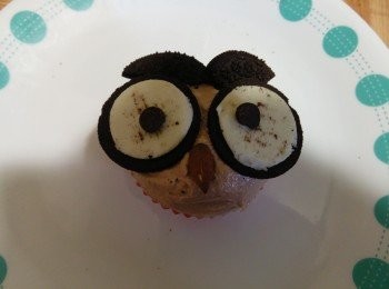 step6: 看图装饰，嘴巴用杏仁装饰。简单又可爱！