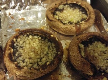 step3: 焗後會發現菇裏面有啲蘑菇水用牙簽刺穿讓蘑菇水流出在錫紙內不用倒掉。