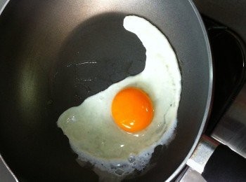 step2: 蛋煎至蛋白開始轉白色便可揑細芝士放在蛋白上