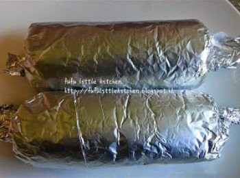 step3: 將<a href="https://bit.ly/2ZxapeY" target="_blank" data-keyword="雞扒" class="guide-link"><strong>雞扒</strong></a> <span style="display:inline-block;vertical-align:middle;margin-top:-3px;color:initial;border-radius:3px;padding:2px 3px;font-size:12px;line-height:14px;background:#87d300;color:#fff;">即買</span> 卷成圖柱狀，用錫紙包實。