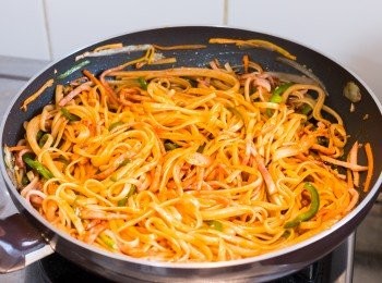 step7: 下茄汁和糖炒勻，再加入巴馬臣芝士粉炒勻即可上碟。享用前可隨意灑上更多巴馬臣芝士粉。