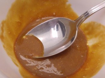 step3: 將披薩餅底轉到有牛油紙上,再將<span class="group_2">醬汁</span>混合掃上披薩面。