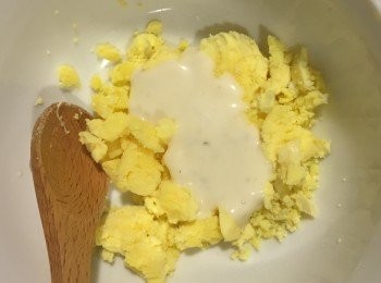 step2: 將蛋剖半，蛋黃挖出來後加入適量的沙拉醬拌勻