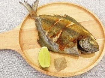 step5: 起鍋後放上檸檬，舀一小匙胡椒鹽即可。