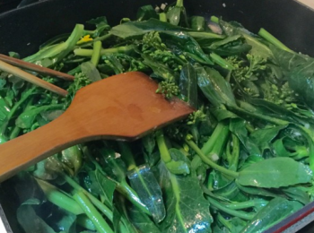 step4: 放入芥藍翻炒，接著下鹽，翻炒均勻。