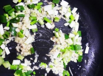 step1: 起油鍋放入蔥段.薑末.蒜末入鍋中爆香