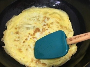 step4: 待蛋汁凝固後, 快手反轉另一邊, 煎至兩邊金黃色後上碟切絲備用