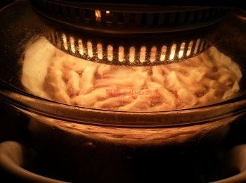 step4: 光波爐預熱220c高架,先波5分鐘,開蓋炒一炒,再波2分鐘