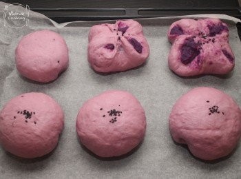 step6: 之後可按喜好掃上雞蛋(上色用)或鋪上芝麻(裝飾用), 放入己預熱190°c 焗爐焗16分鐘