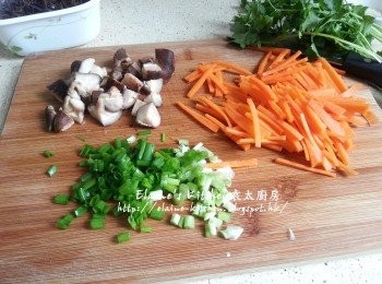 step4: 冬菇切粒 , 甘旬切幼絲 , 蔥切粒