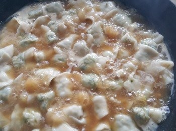 step7: 預備上湯，滾起後放入雲吞，滾至雲吞皮轉透明及浮上面